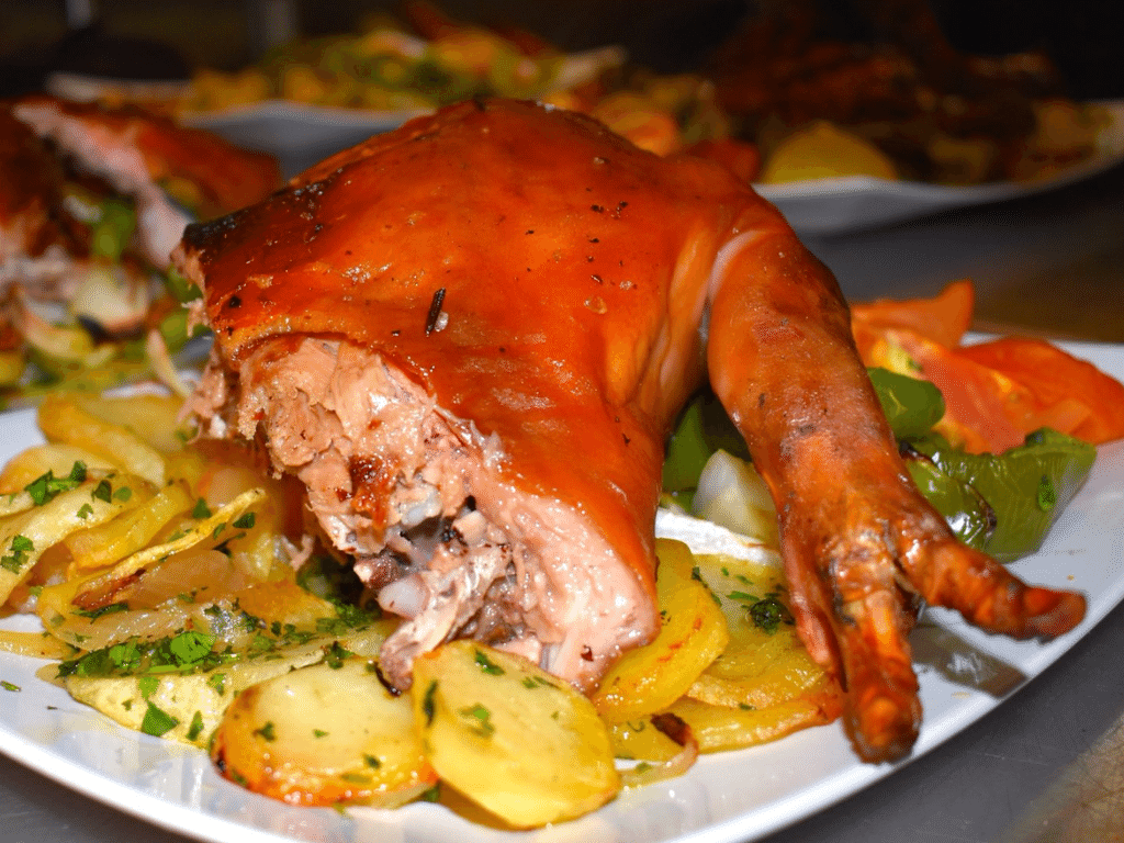 10 Recetas tradicionales hechas en horno de leña riquísimas Cochinillo al horno de leña.