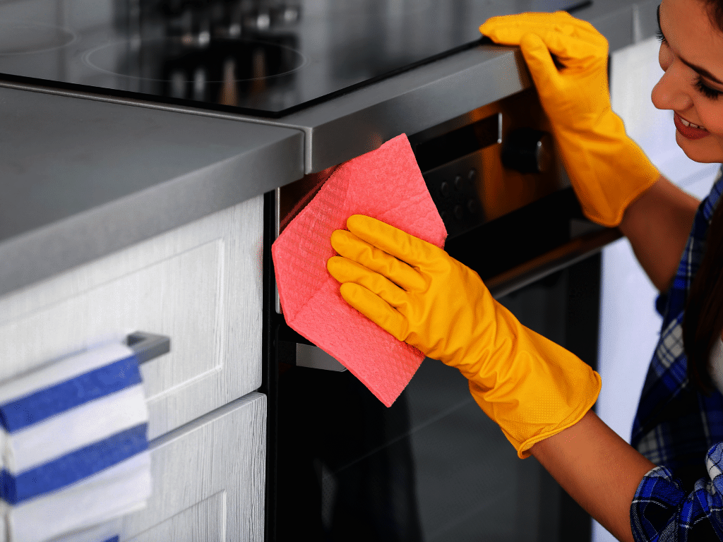 10 Recomendaciones para el cuidado del horno eléctrico de tu hogar Limpiar adecuadamente la puerta del horno eléctrico