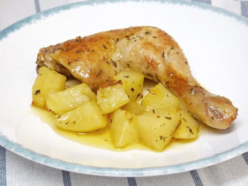 10 Deliciosas recetas de pollo al horno con salsas y verduras Pechugas de pollo en salsa al horno con patatas