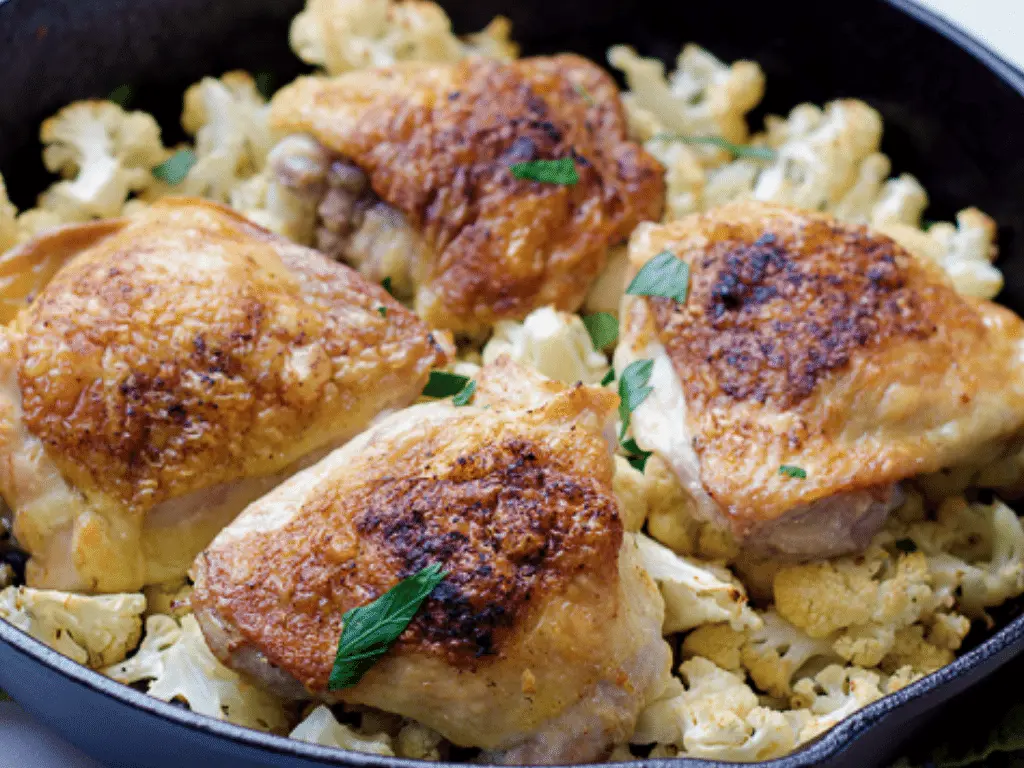 10 Deliciosas recetas de pollo al horno con salsas y verduras Pollo y coliflor al horno