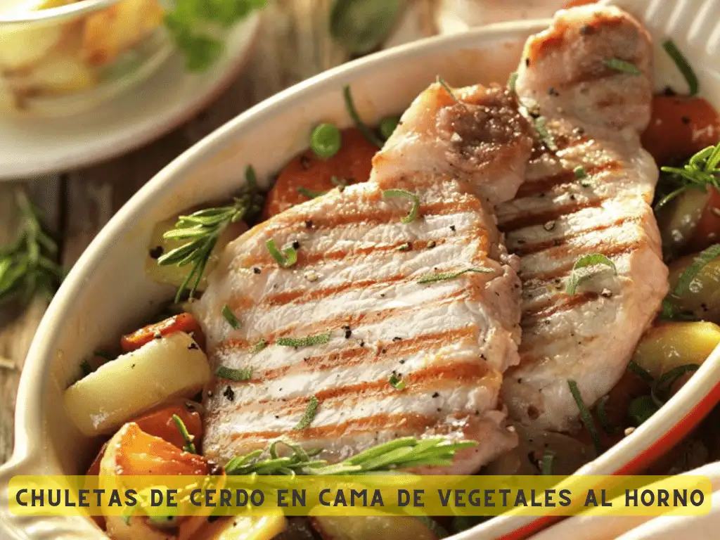 10 ideas para cocinar carne de cerdo al horno bien jugosa Chuletas de cerdo en cama de vegetales al horno