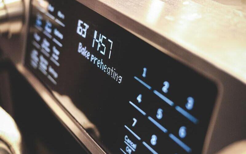 10 Señales de que tu Horno Está a Punto de Averiarse 9. El Panel de Control Falla o Parpadea